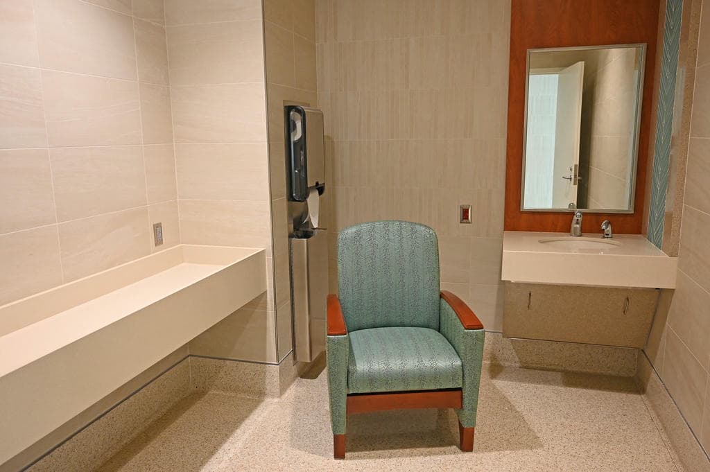 orlando international airport babycare room pic2